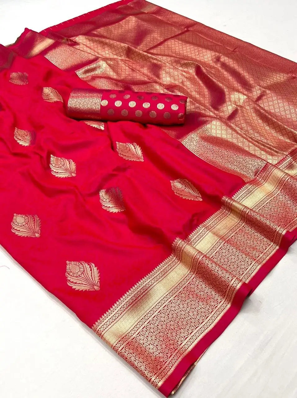 Red Handloom Weaving Silk Saree With Handwoven Art
