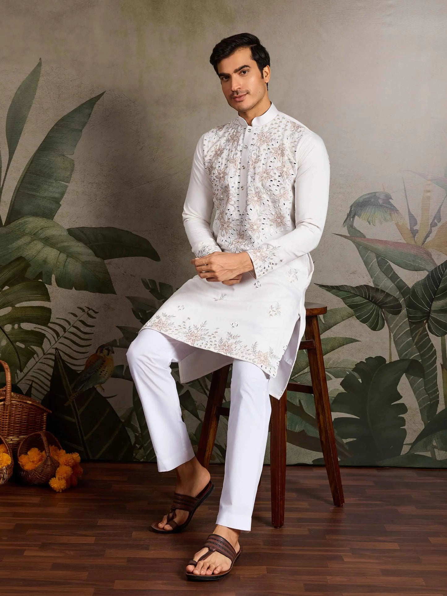 Elegant White Kurta Set With Mirror & Sequins Embroidery